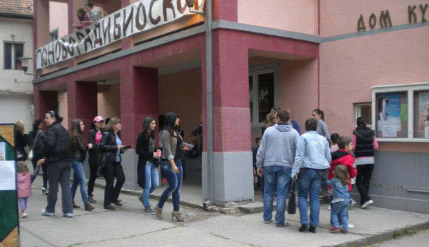 Конобар опслужује културу